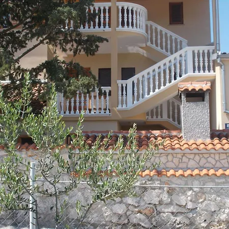 Ruhige Mit Terrasse Und Garten By Interhome Apartmán Pakoštane