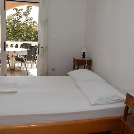 Ruhige Mit Terrasse Und Garten By Interhome Apartmán