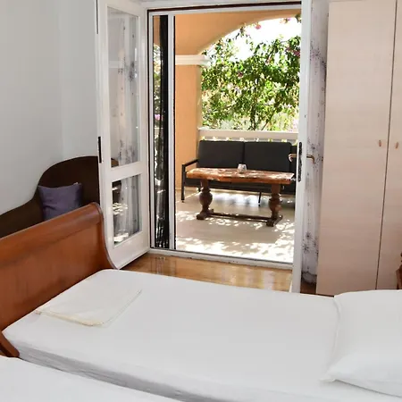 Apartmán Ruhige Mit Terrasse Und Garten By Interhome