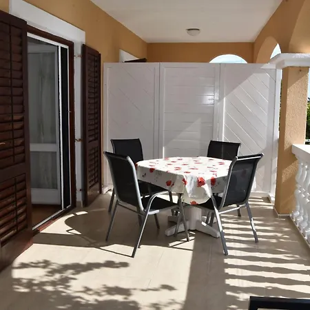 Ruhige Mit Terrasse Und Garten By Interhome Apartmán