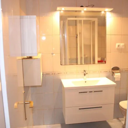 Ruhige Mit Terrasse Und Garten By Interhome Apartmán *