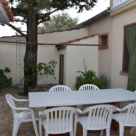 Apartmán Ruhige Mit Terrasse Und Garten By Interhome