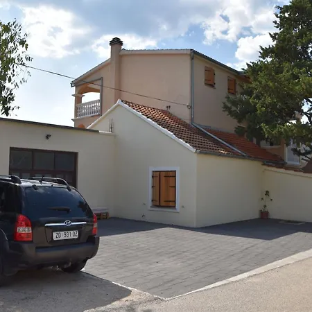 Ruhige Mit Terrasse Und Garten By Interhome Apartamento Pakoštane